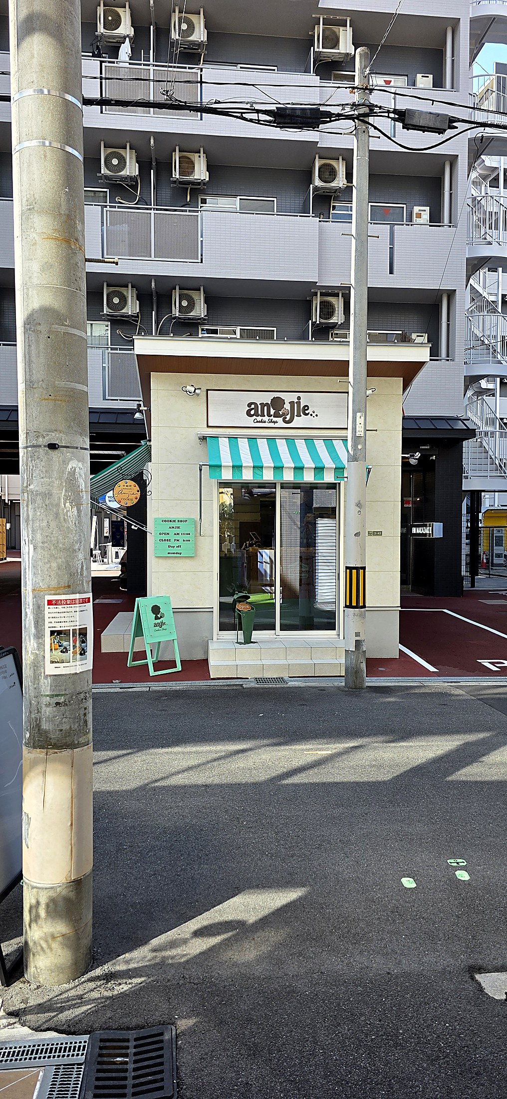 Kleines Café in urbaner Umgebung in Osaka