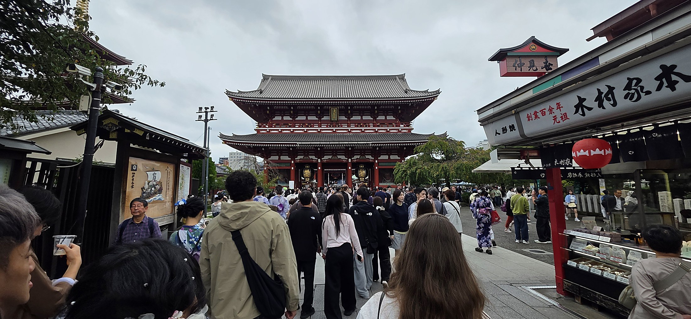 Beeindruckendes Tempeltor in belebter Straße in Tokio