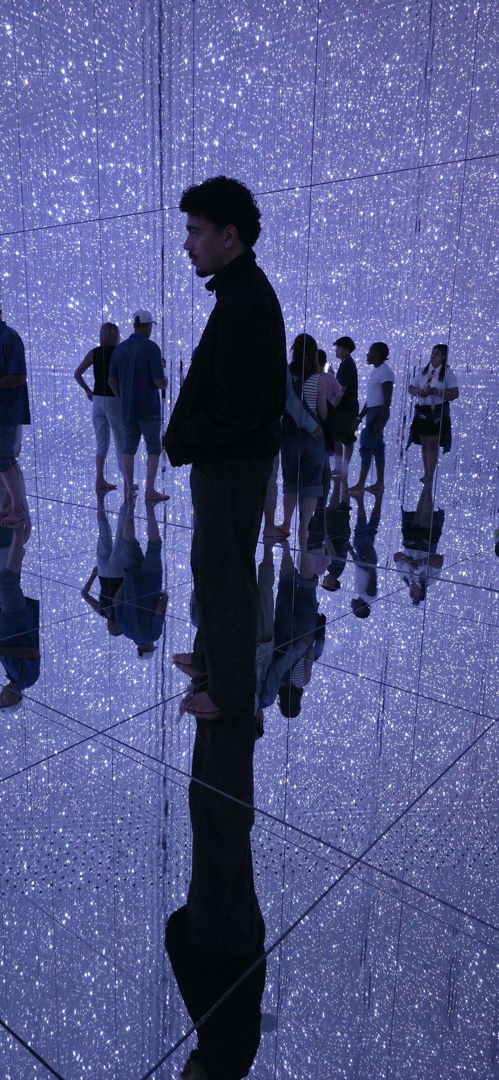 Spiegelraum mit faszinierenden Lichteffekten in Tokio