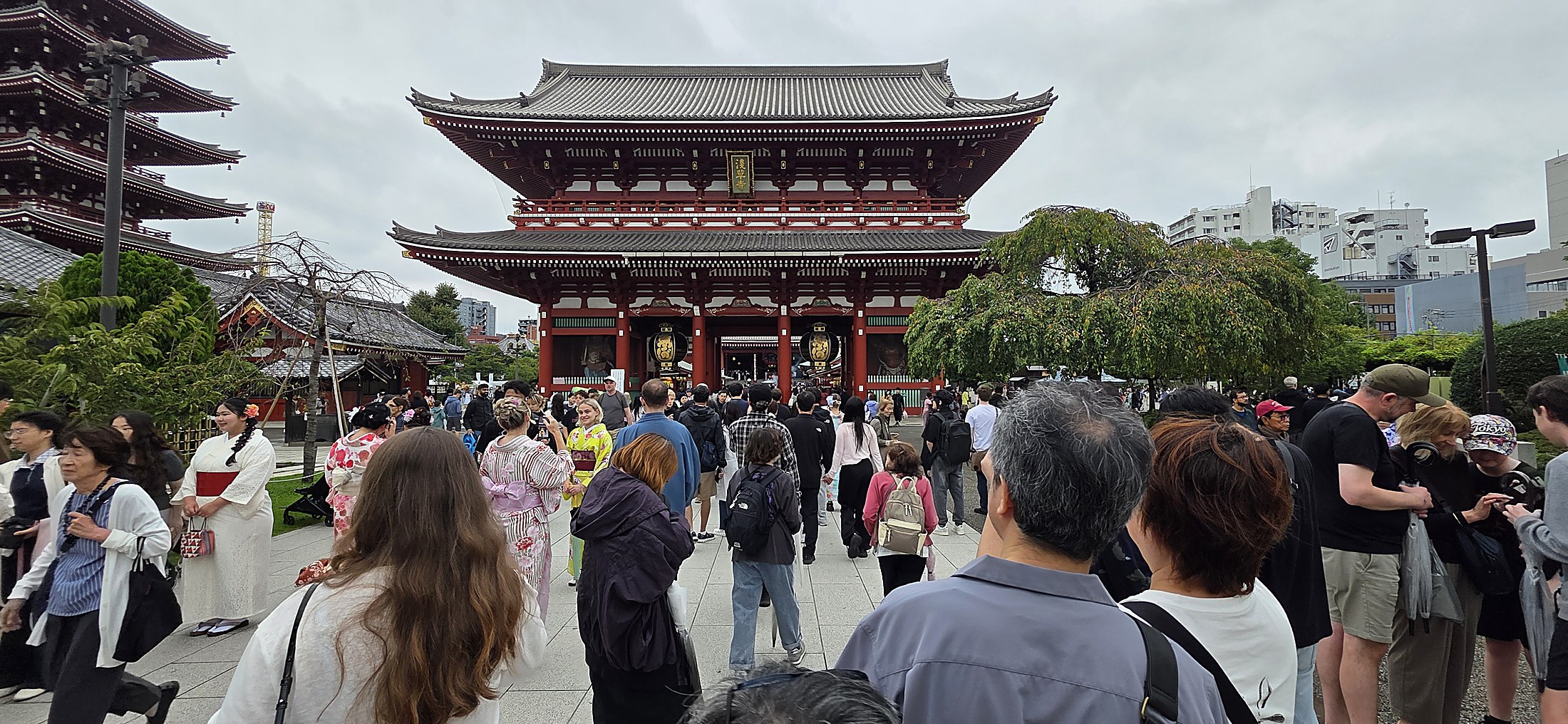 Traditioneller Tempel in Tokio mit lebendigem Besucherbild