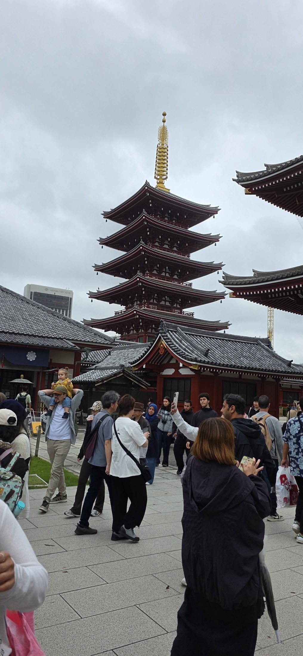 Traditionelle Pagode mit Besuchern in Tokio