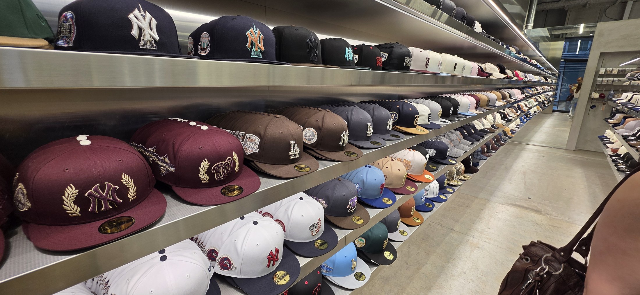 Modische Caps im urbanen Store in Tokio