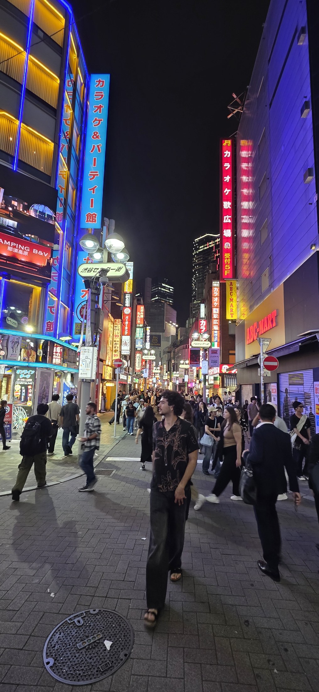Lebendige Nachtstraße in Tokios Shibuya-Bezirk