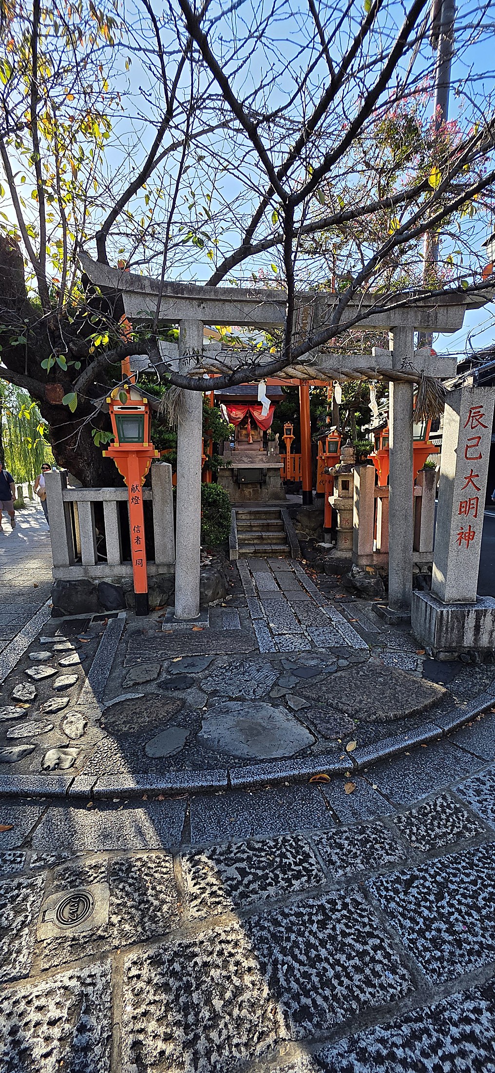 Traditionelles Torii vor kleinem Schrein in Kyoto