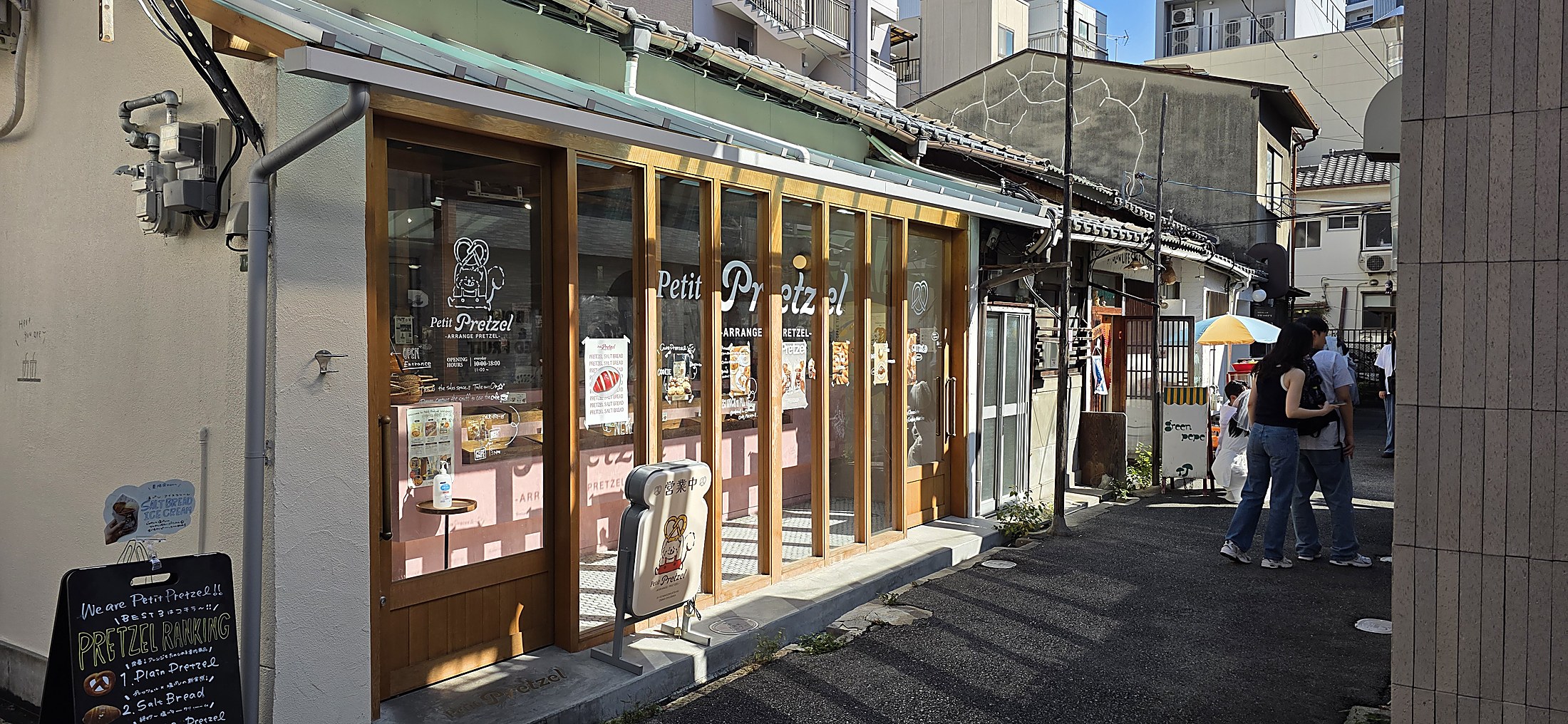 Kleiner Laden 'Petit Pretzel' in urbaner Gasse in Osaka