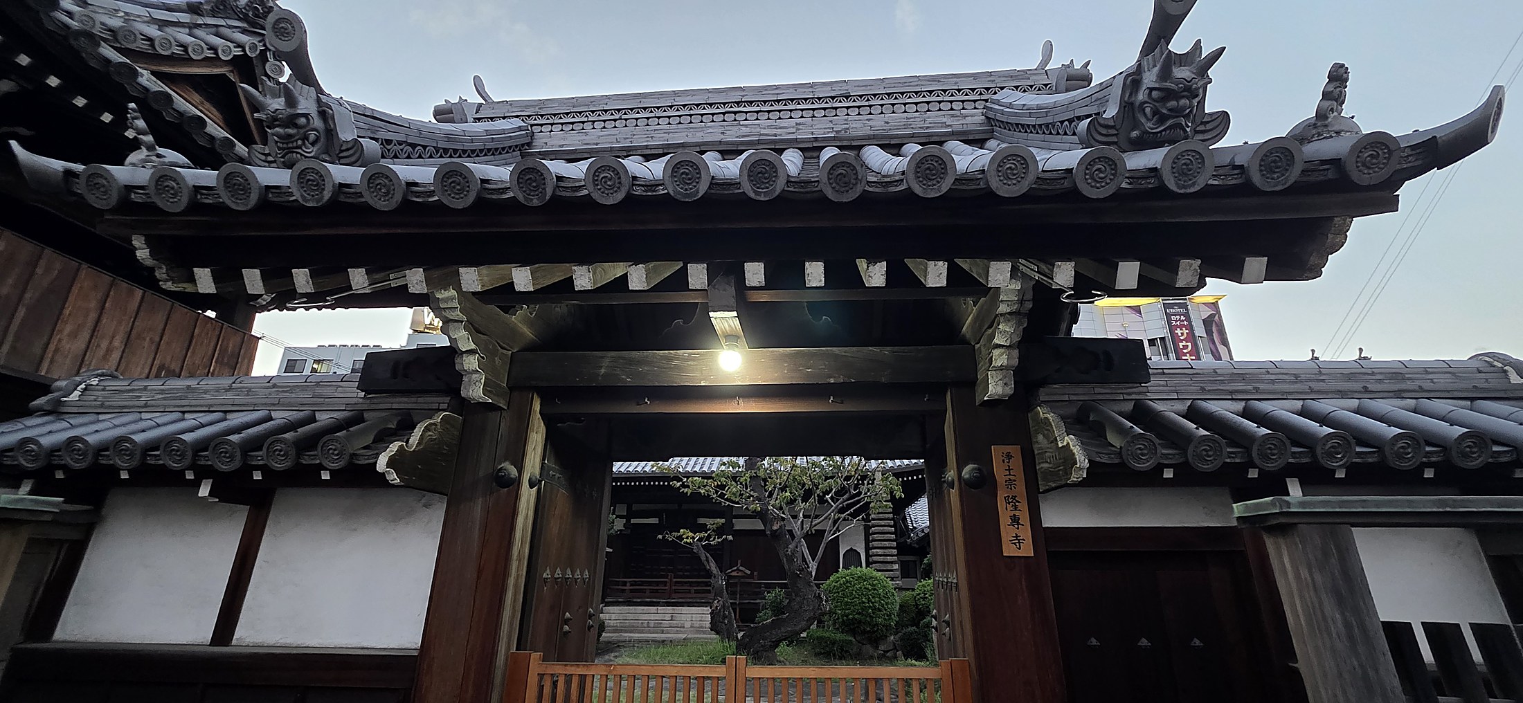 Traditionelles japanisches Tor in Osaka mit Gartenblick