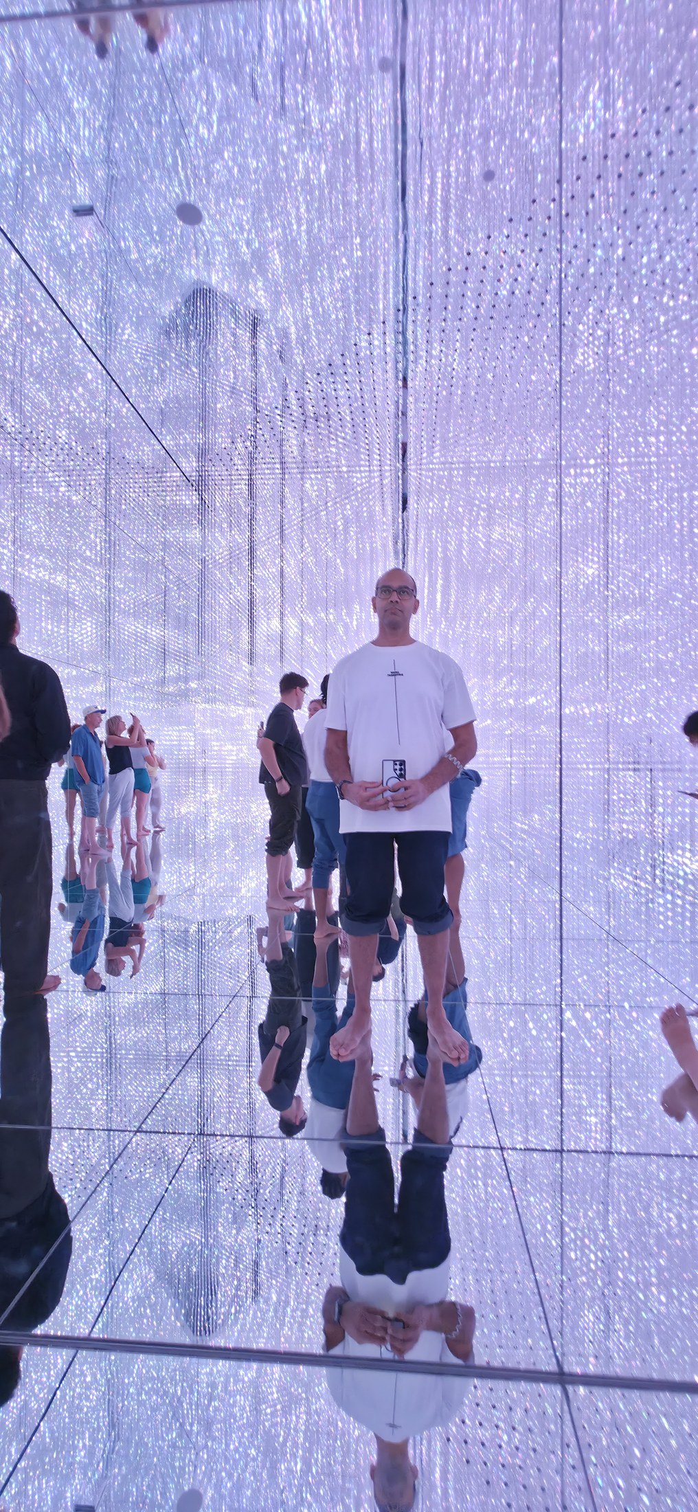 Beeindruckende Lichtinstallation mit Besucher im Spiegelraum