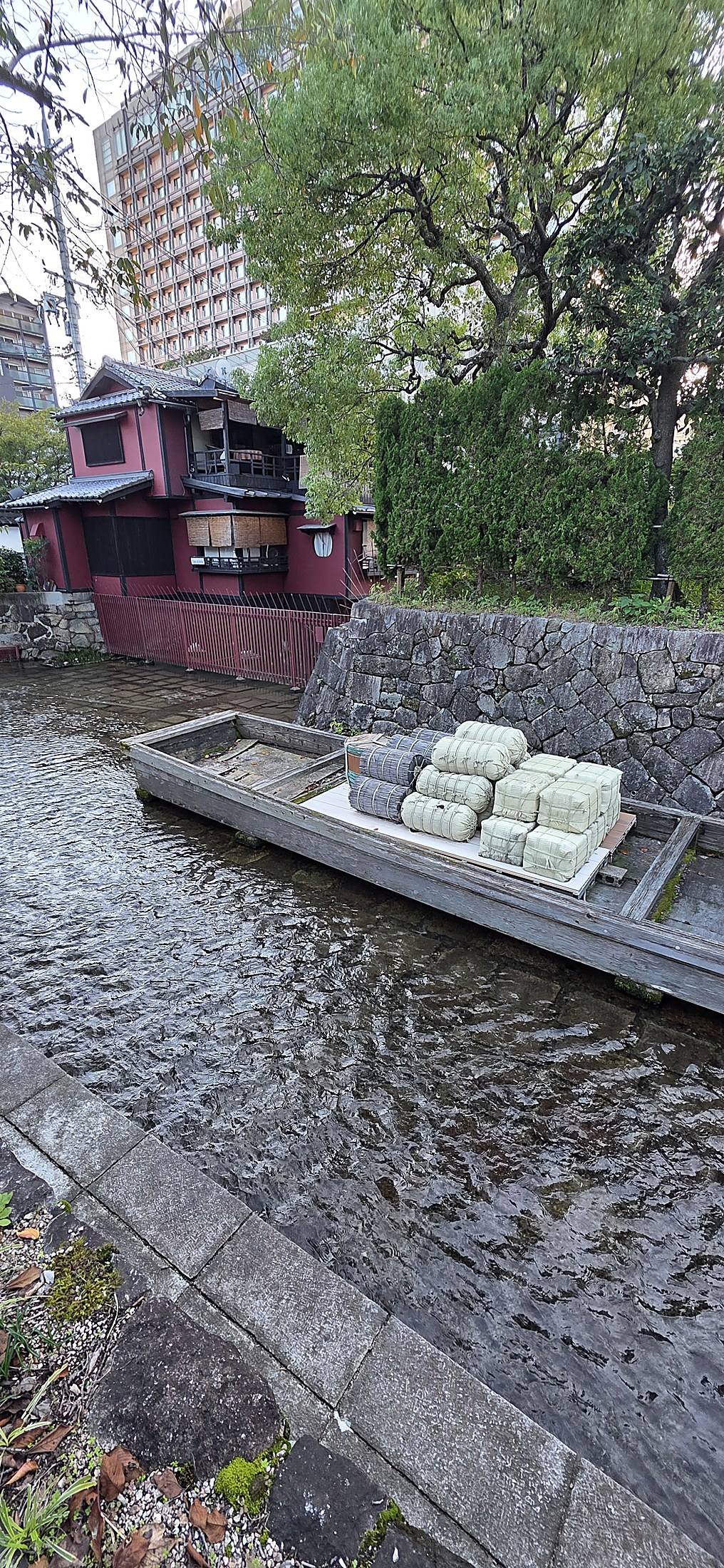 Traditionelles Boot am Fluss mit Lagergut in Japan