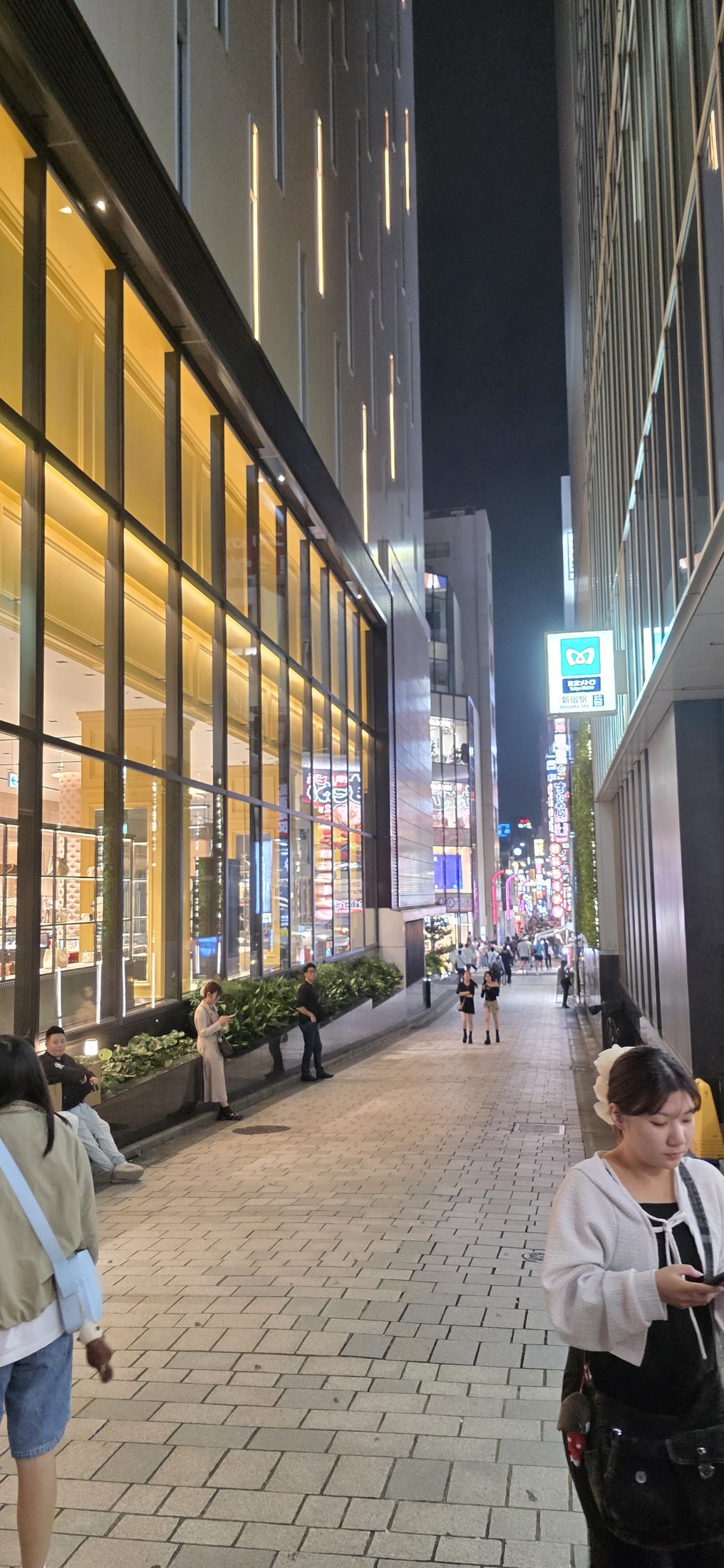 Nächtliche Straßenszene mit moderner Architektur in Tokio
