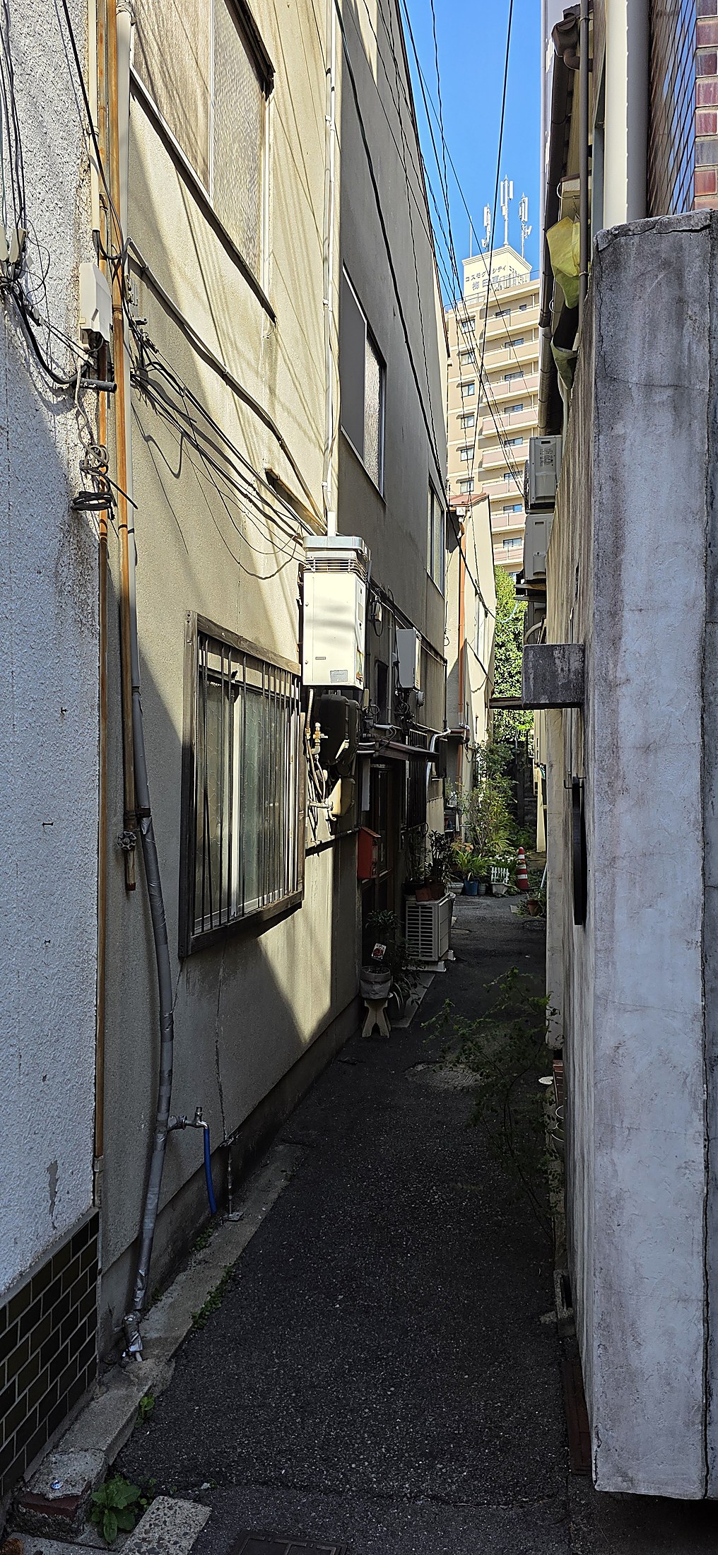 Enge Gasse mit urbanem Charme und sichtbaren Versorgungsleitungen