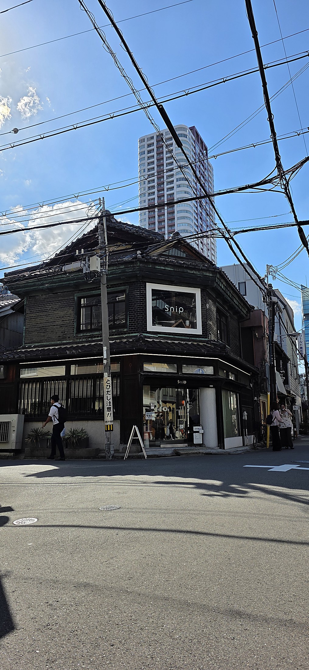Traditionelles Gebäude mit Hochhauskulisse in japanischer Stadt