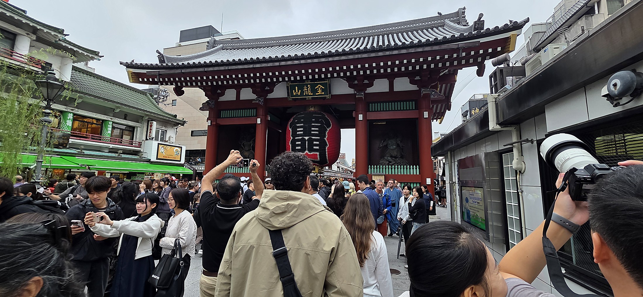 Das berühmte Tor von Asakusa mit Menschenmenge