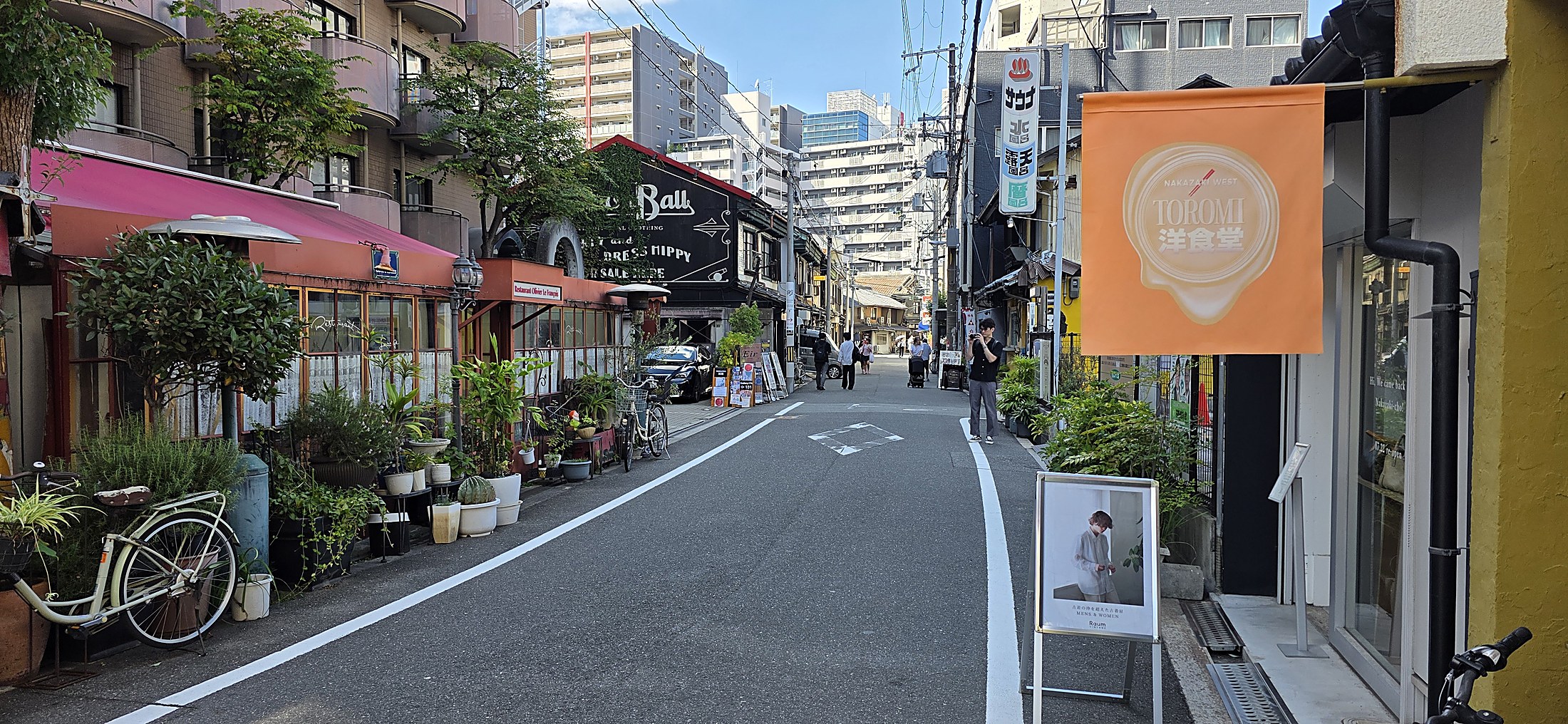 Charmante Straßenszene in einem japanischen Stadtviertel