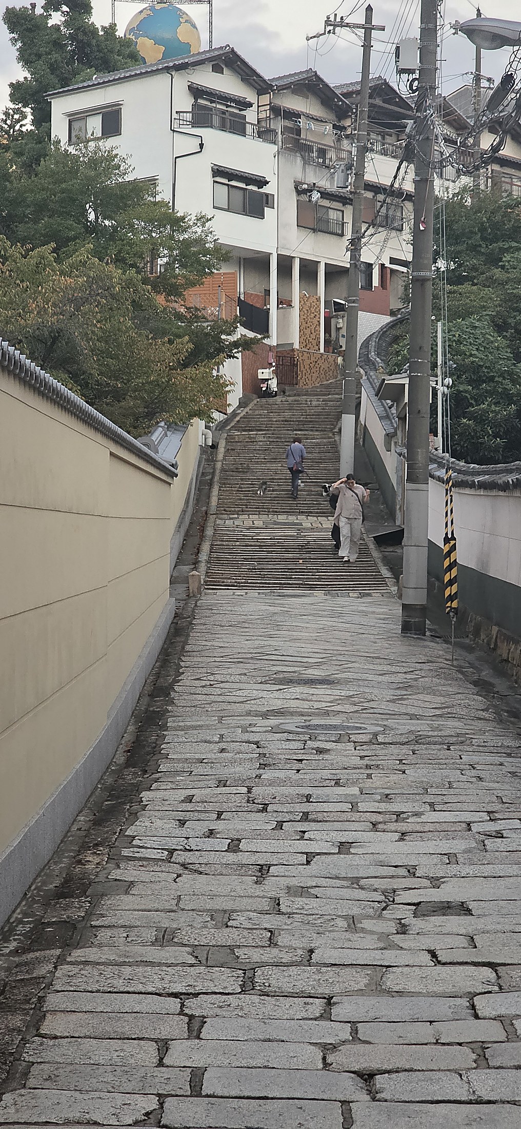 Traditionelle Steintreppe in einer japanischen Wohngegend