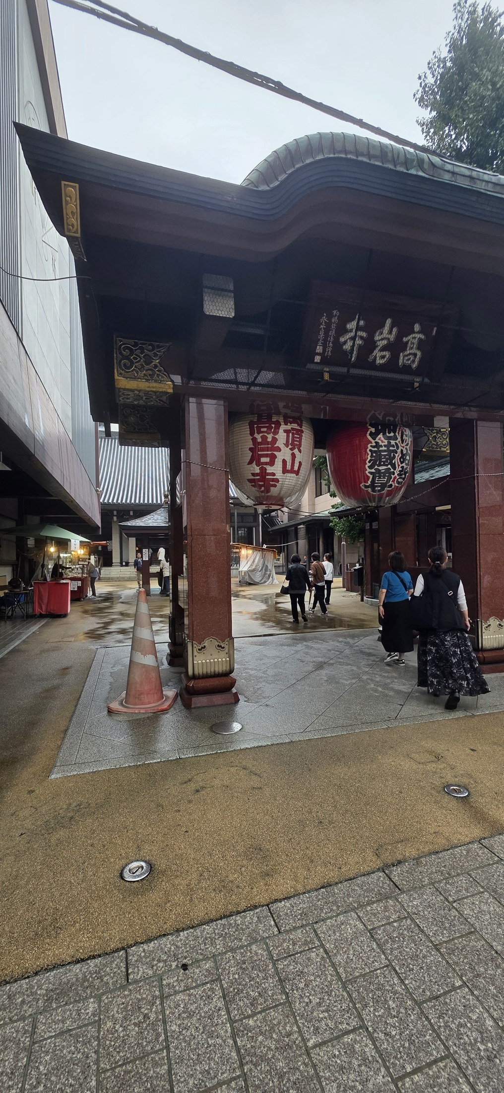 Traditionelles Eingangstor eines Tempels in Tokio