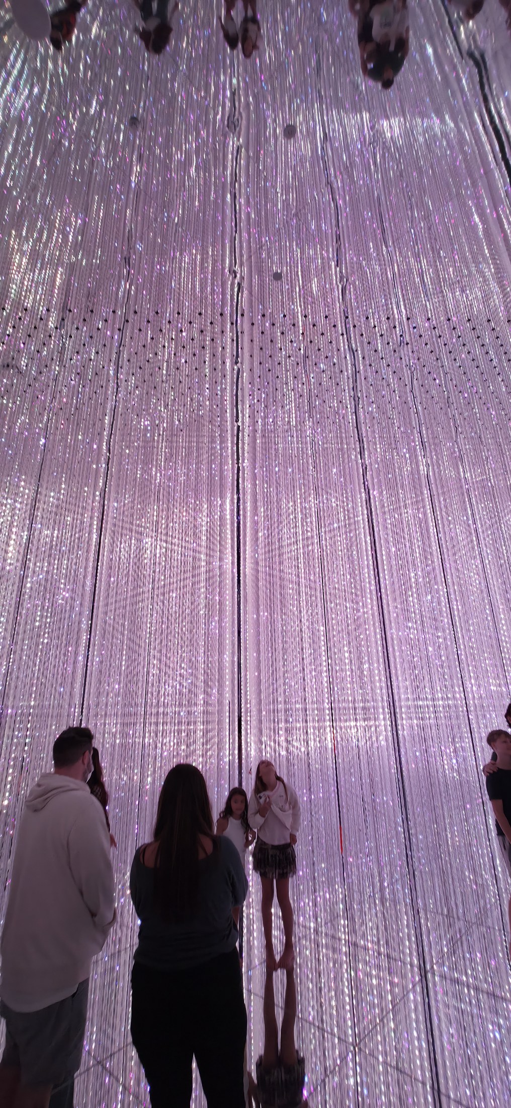 Lichtinstallation mit Spiegelungen in moderner Ausstellung