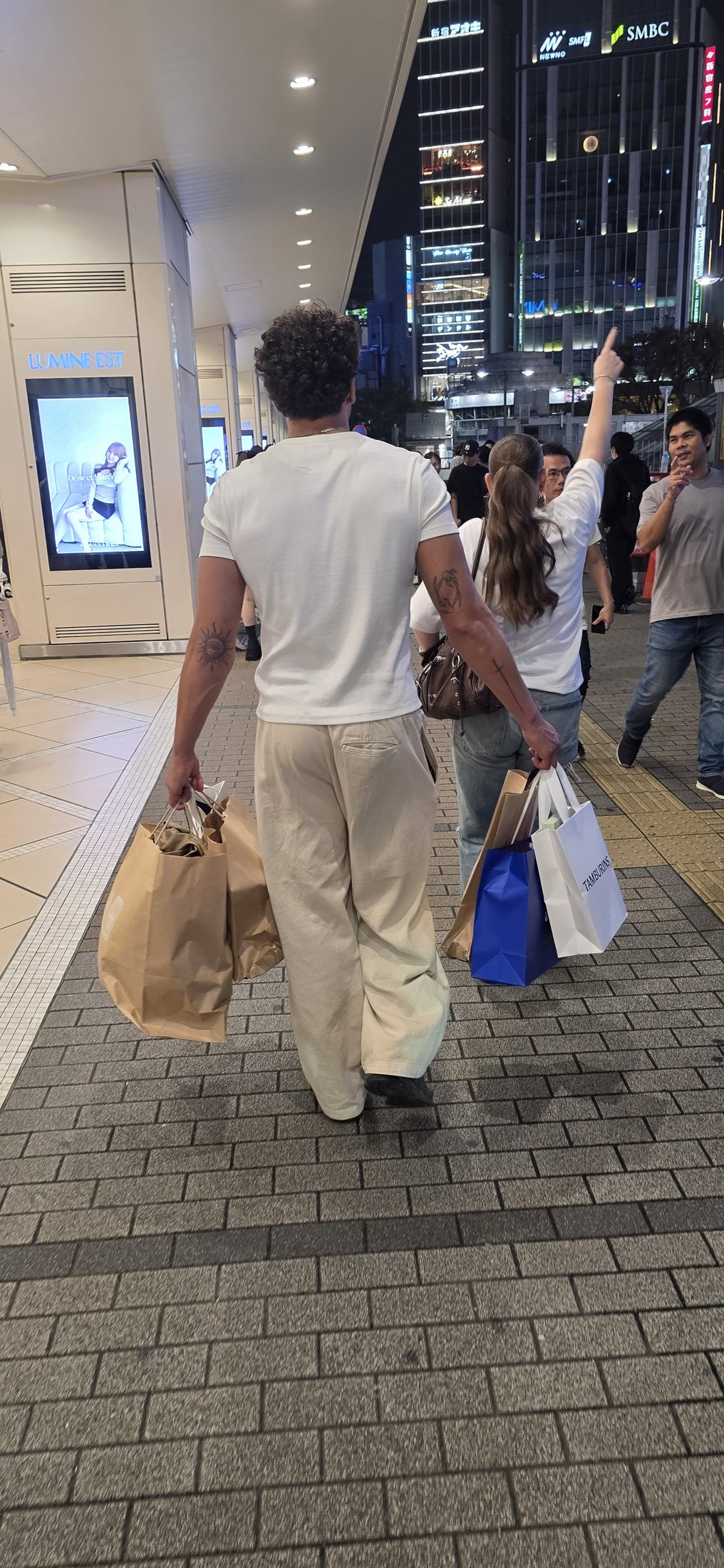 Shoppingnacht in Tokios lebendigem Stadtviertel Shinjuku