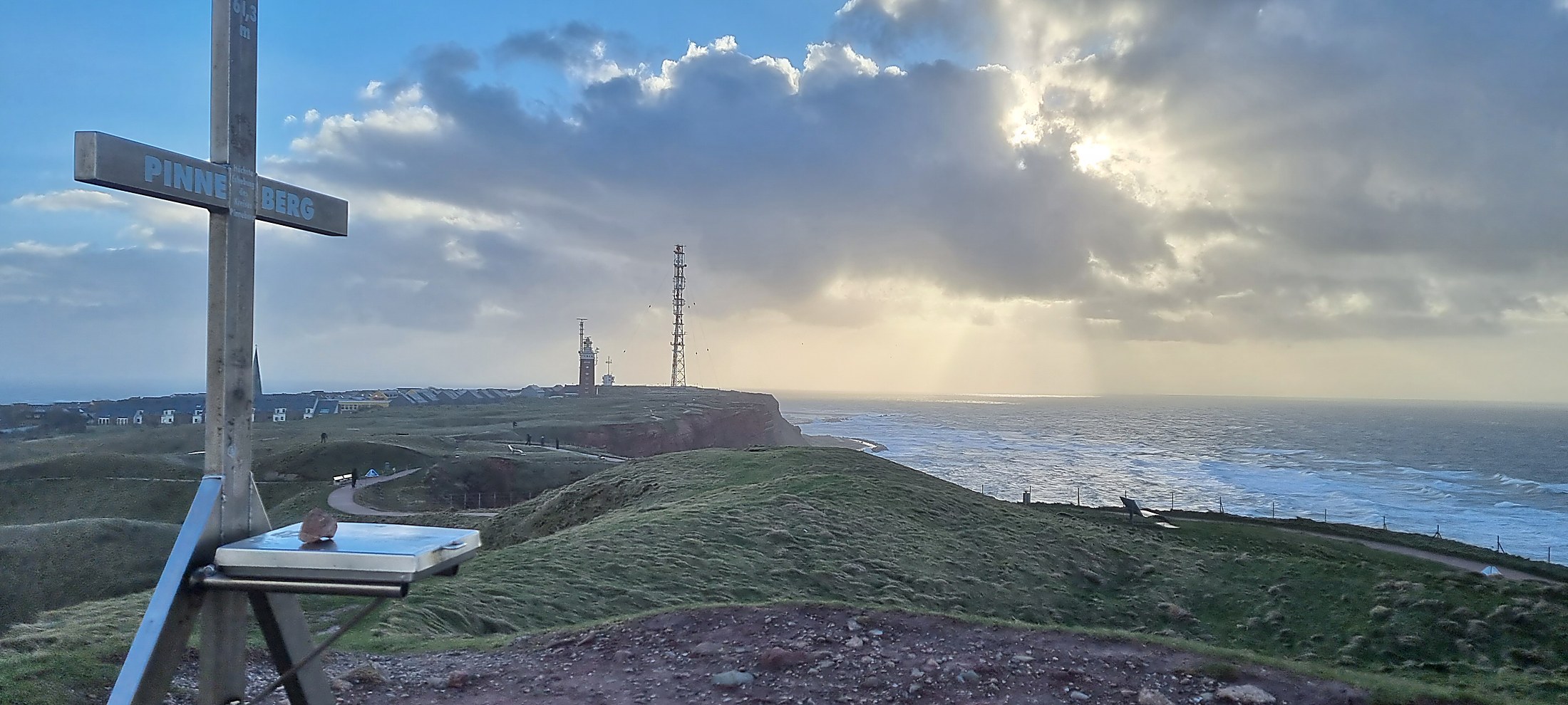 Gipfelkreuz am Pinneberg über der Nordsee