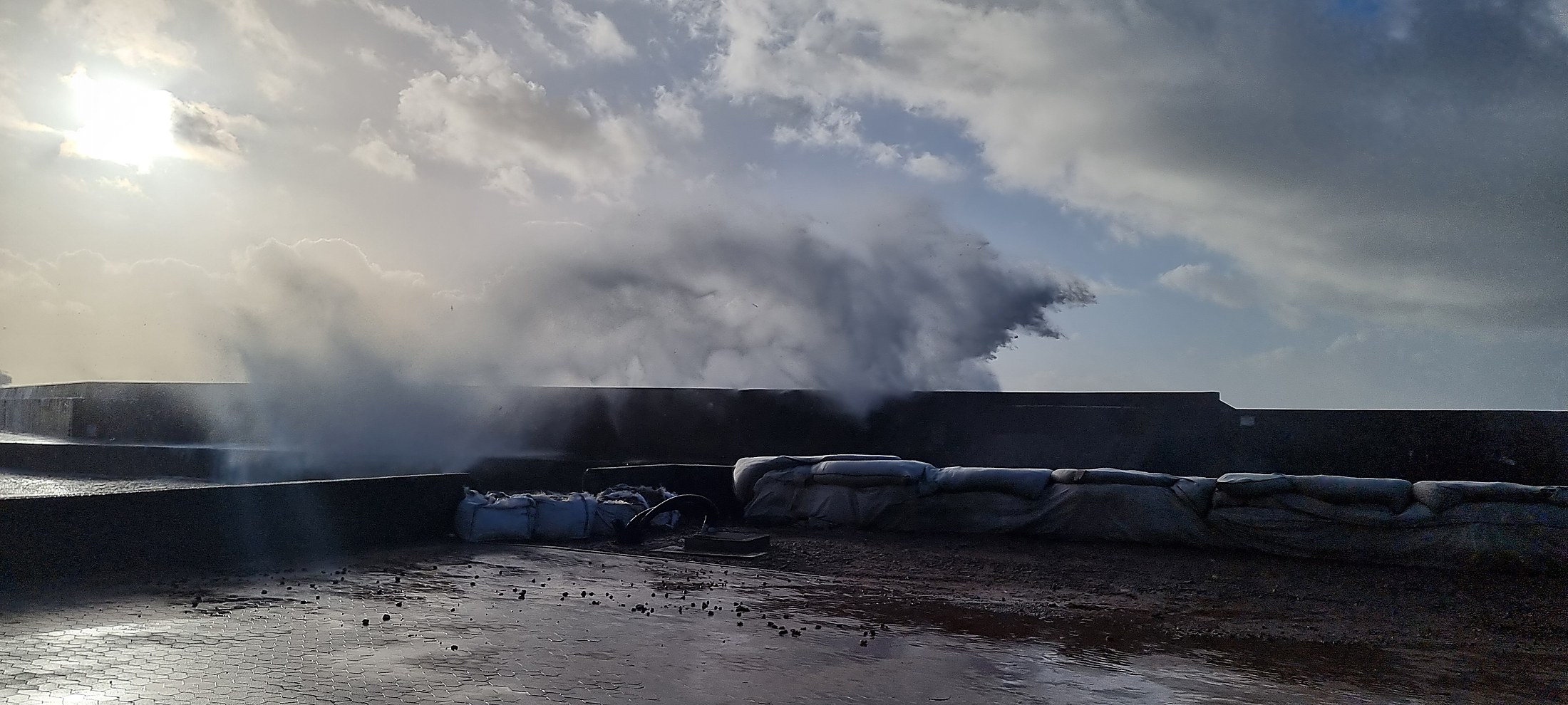 Brandung sprüht über die Ufermauer auf Helgoland